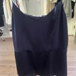 Arket linne - super fint mörkblått linne från arket i ett sammets liknanden material.