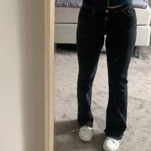 Midwaist bootcut jeans  - Säljer dessa skit snygga bootcut jeansen från Gina då dem tyvärr är för små för mig nu 🥲 de är avklippta och massor om man är under 160 cm! OBS säljer även skorna på min sida! 