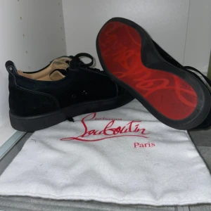 Säljer mina svarta Louboutins med spikar.  - Den har använts i bra skick. Har haft skorna i ca 4 månader. Jag säljer den för behov av pengar. Super bra pris men ni kan också föreslå en pris.