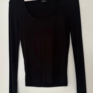 Svart och Vit tröja - Båda har slits nere på ärmarna och är nästintill oanvända. Säljer båda i ett för 60kr då jag   behöver bli av med dom