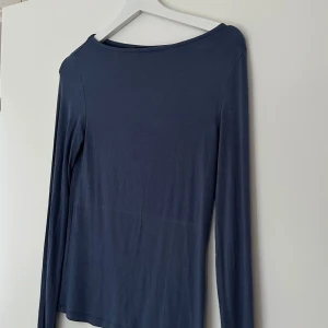 Långärmad tröja - Mörkblå långärmad tröja från Lager157