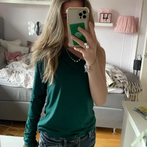 one shoulder topp - finaste one shoulder toppen!🤍 använd ungefär 2 ggr så super bra skick. obs är i storlek m men passar s och xs 🫶🏼