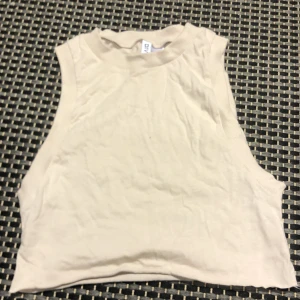 Beige väst - En beige väst från hm i storlek xs! Aldrig använd, ny skick!