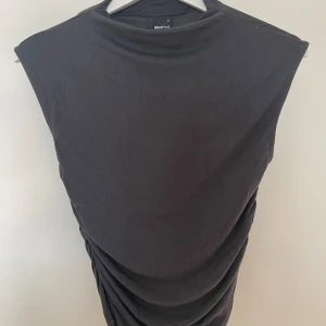 soft touch neck top 🙏🏼 - Snygg topp från gina me superskönt material! Säljer pågrund av att den aldrig kommer till användning 💕de rynkiga på sidan gör att tröjan sitter så mycke snyggare !! nypris 180 kr