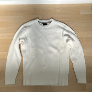 Vit Lindebergh kofta - Knappt använd Lindebergh kofta i nyskick. 