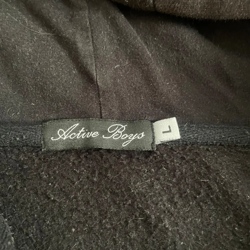 Tuttolente  mt zip hoodie, De är lite solblekt och saknar snörerna annars bra skick. Storlek L men skulle säga den passar M, kontakta vid frågor om mått etc . Hoodies.