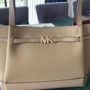 Jätte fin beige Mk väska. Helt ny och aldrig använd. 