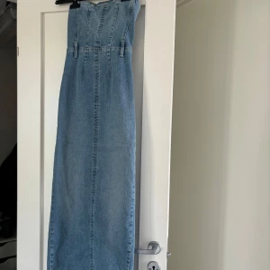 Jeansklänning - Jeans klänning från PULL & BEAR, aldrig använd. 