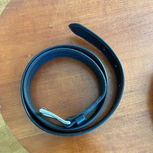 Läderbälte nytt oanvänt handgjort i Tärnsjö läder skinnvästen skinn - Ca 127cm totalt, ca 114cm till 1a hålet. Helt nytt och oanvänt. Handgjort i Tärnsjö Sverige.