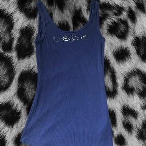 Bebe linne - Sjukt snyggt figurnära linne från bebe i storlek S💋Ända defekten är att rhinestones ramlat av🫶🏼Läs min bio innan du skriver till mig