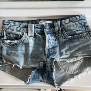 säljer dem populära slutsålda lowwaist pull&bear shortsen pga resar garderoben 💞 mycket bra skick inga defekter!