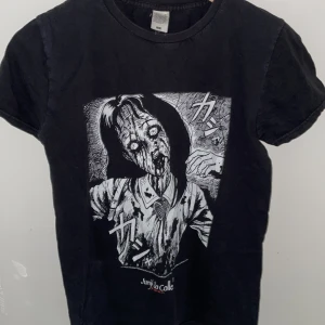 T-shirt  - Svart T-shirt med vitt tryck från en manga panel. Nypris: runt 250kr  Skriv för mer bilder på varan! 