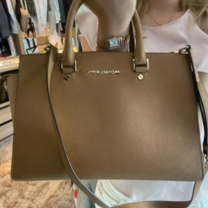 Michael kors väska  - Äkta väska från Michael kors köpt i newyork, nypris runt 4000 kr 