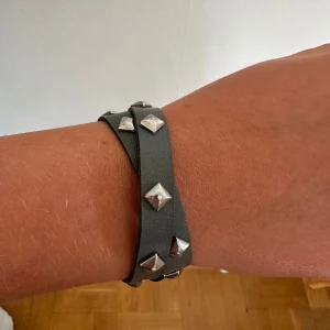 Nit armband - Justerbart  nit armband. Använd fåtal gånger. Köpt för 350. Längden är 41cm. Skriv för fler frågor eller bilder.