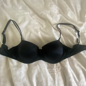 Victoria’s secret bh  - Säljer helt oanvänd och nytvättad Victoria’s secret push up bh i storlek 34B❤️ Nypris var 700kr, Säljer för 300kr! 