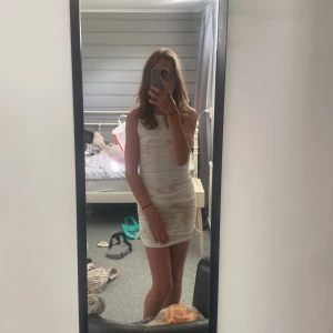 Klänning - Vit klänning med bruna detaljer