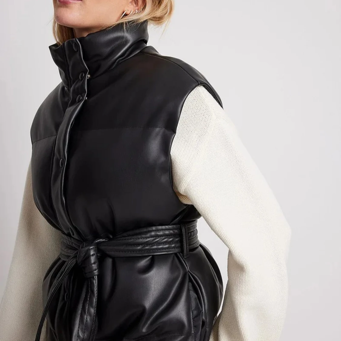 NAKD Pu väst med bälte 