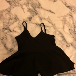 linne - linne med volanger som ej kommer till användning längre från barn avdelningen i storlek 146/10-11y men passar mig som har storlek xs/s i tröjor 