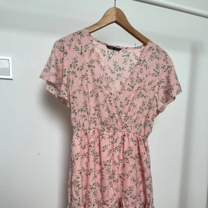 Klänning  - Supersöt blommig klänning i nyskick.