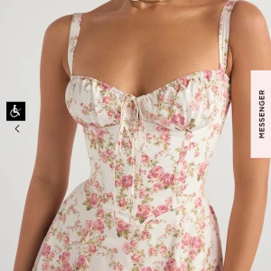 House of CB - flower dress - Jättefin och somrig klänning från house of cb, den är endast använd en gång och är därför i nyskick. Nypris är 1200 kr, pris kan diskuteras 