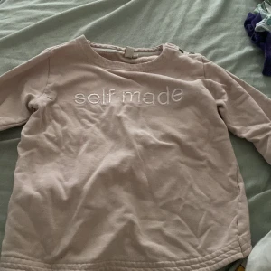 Tjocktröja -  En superfin ljusrosa Tjock långärmad tröja lite öppen i ryggen storlek 150 superskön och använd 15 gånger typ