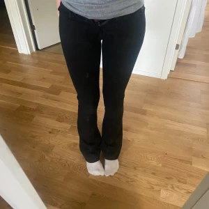 Lågmidjade jeans - Super snygga lågmidjade svarta bootcut jeans!! Strl W24 L33 vilket typ motsvarar 32💗Säljer då dom tyvärr är för små, skriv innan ni trycker på köp!!