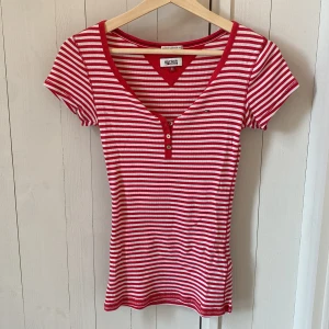 T-shirt från Tommy Hilfiger - Randig vit-röd tröja från Tommy Hilfiger. Storlek S men passar XS också. Säljer då den är för liten för mig❤️