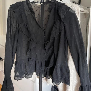 Svart blus - Svart blus från h&m, I storlek 38 men passar mig som brukar ha 34/36💗