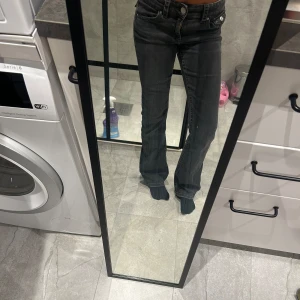Svarta jeans  - Svart,gråa jeans ifrån Gina tricot. Säljer då jag ej får andvändning av dom. Dom är knappast använda och är köpta som xs. Är 158 o dom sitter bra på mig med längd kvar i benen❣️ nypris 400