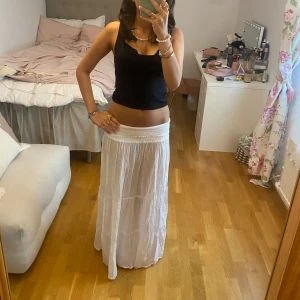 Långkjol - Jättefin Långkjol perfekt för skolstart🤍 Kanppt använd! Jag är 167cm för referens🌸