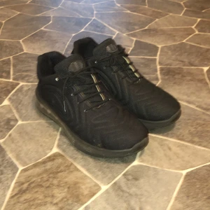 Svarta storlek 42 - Som ny börjar att bli liten så jag säljer den för 150