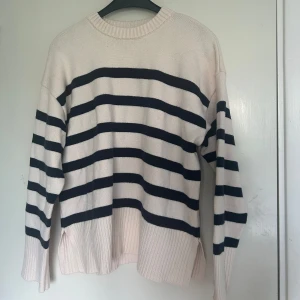 Randig stickad  - Säljer denna vita stickade tröja med marinblåränder från zara i storlek s. Inte använd så mycket så i dina skick. 