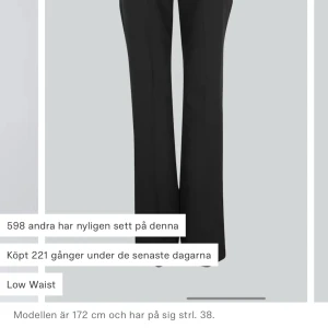 Kostymbyxor  - Säljer dessa kostym byxor från Bikbok. (Tall)  Köpta 2023 i oktober. Väldigt bra skick, förutom att de har en liten slitning på knät. Syns knappt men kan skicka bild om det behövs! 200 + frakt