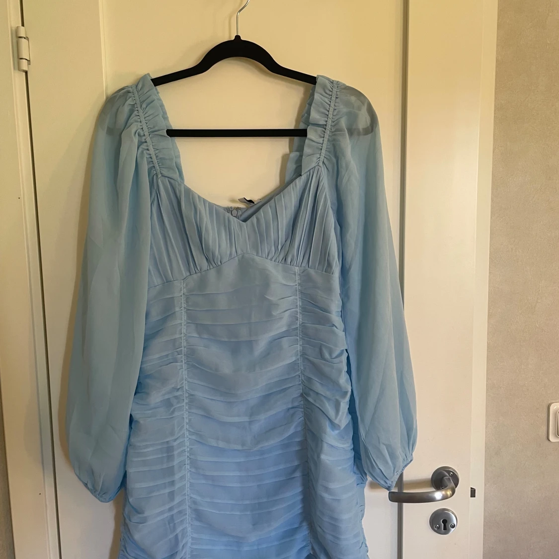 Ljusblå klänning med långa ärmar