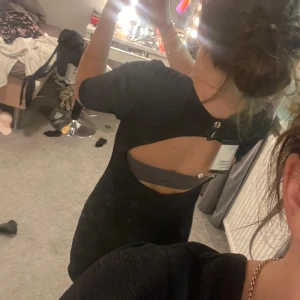 Fin klänning  - Fin klänning , aldirg använd . Stl 36, öppen och fin i ryggen. 