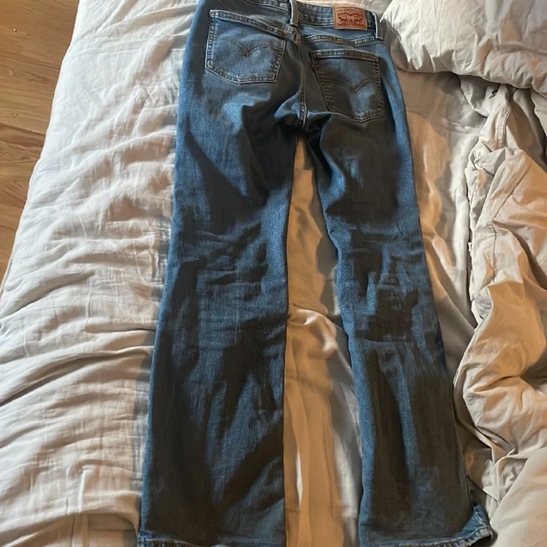 Jättesnygga low Waist jeans från Levis! Nästan helt nya och har Inga defekter💗kostade 800 från början och nu säljs för 650kr!💗 - 90