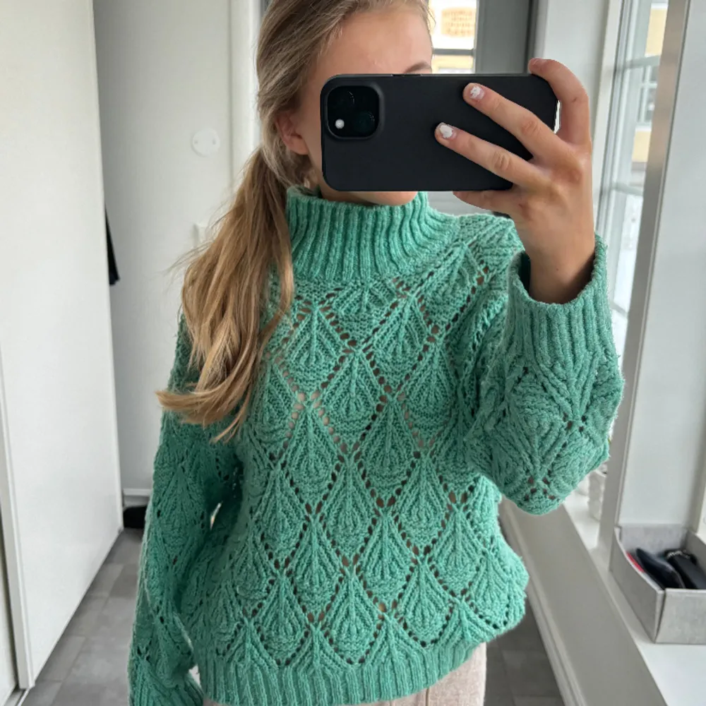 Säljer denna sjukt fina stickade tröjan från Zara barn. Storlek 11-12 (152), men sitter som XS. Så fin färg nu till våren 💕💕. Tröjor & Koftor.