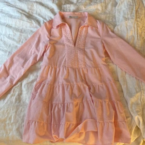 Rosa klänning, säljer då den är för kort för mig som är 175cm💕 - Rosa v-ringad klänning, aldrig använd, storlek xs