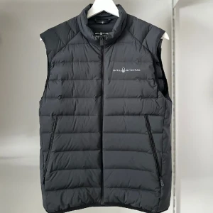 Sail Racing Väst - Sail Racing väst i nyckick, endast använd ett fåtal gånger. Helt i nyskick och inga skador eller märken, storlek S.  Nypris 2199, jag säljer den för 999.  