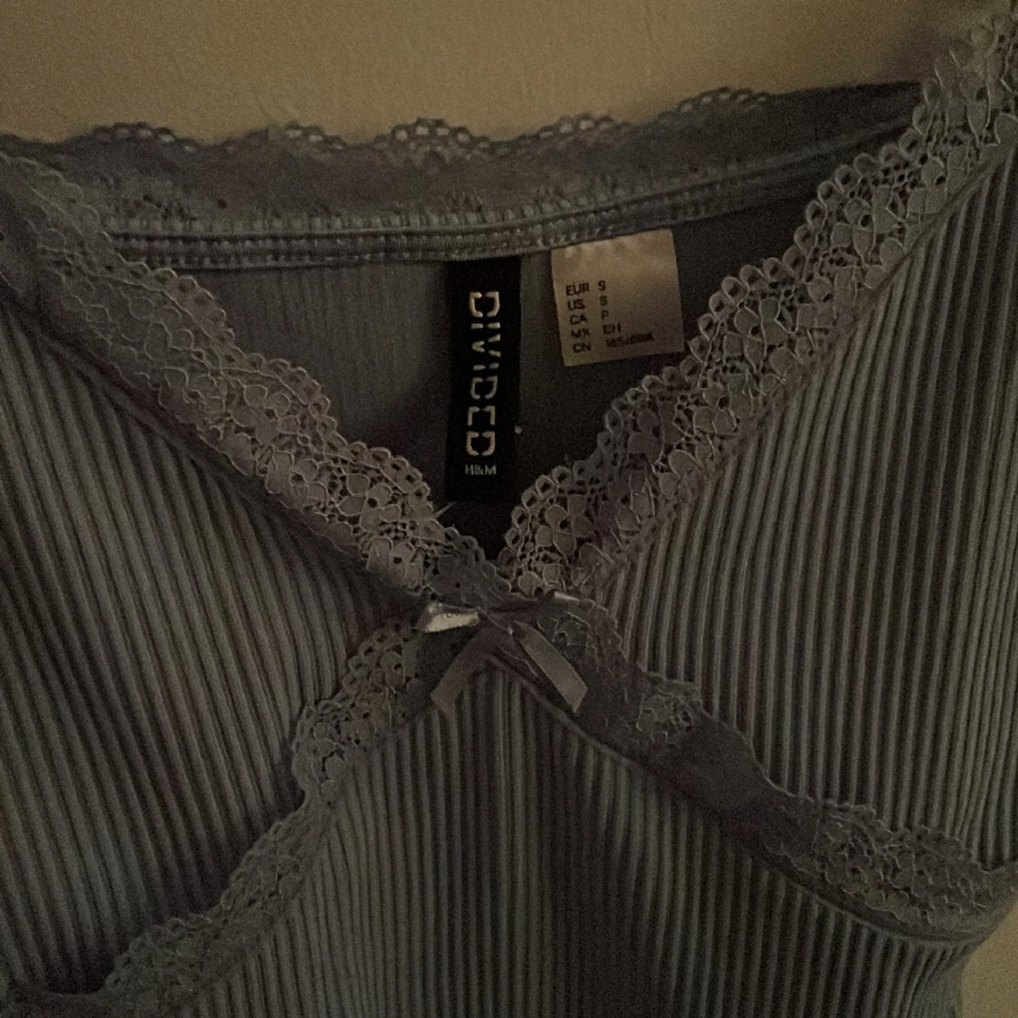 Blå, ribbad, v-ringad klänning med spets. Storlek S. - 91