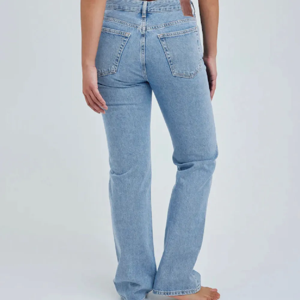 Super snygga jeans som tyvärr inte passade mig, endast andvända en gång! Original pris 699kr! Obs första två bilderna är samma färg dom mitt foto, bara ett annat ljus🫶🏻. Jeans & Byxor.