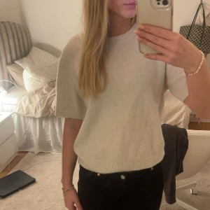 Vit stickad T-shirt  - Tunn stickad topp ifrån H&M, den är lite nopprig men inget man tänker på, den är inte heller genomskinlig alls💞