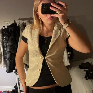 Vintage topp - Vintage aktig topp från h&m, ÄLSKAR!!!! men den är tyvärr för liten (har en säkerhetsnål nu för knappen passar inte mig:/) ❤️💕