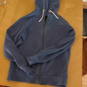 Ljus blå hoodie’ - Säljer denna eftersom den är för lite för mig. Nästan aldrig använd.