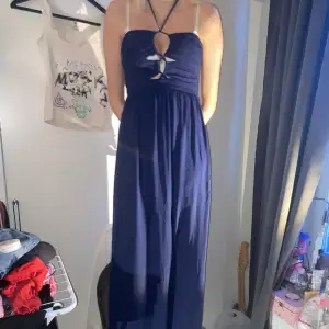 Supersnygg lång mörkblå klänning. Nästan oanvänd och väldigt bra skick🥰 Säljer pågrund av att den är för lång för mig som är 158cm. 