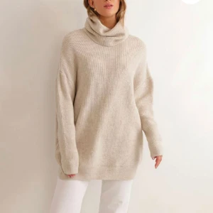 Oversize stickad tröja beige  - Oversized stickad tröja från Chiquelle. Storlek Onesize, sitter oversized på mig som brukar ha S. Rymlig storlek ☺️ 