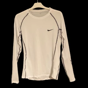 Nike träningströja - Nike träningströja. Oanvänd såklart. Liten i storlek. Vid intresse hör av er!