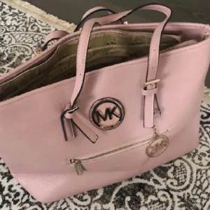 Michael Kors väska - Riktigt snygg Michael Kors väska i fint skick. 