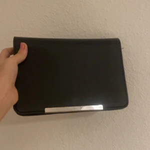 Väska - Svart väska med silverdetaljer. Går att använda som clutch också. Från Lindex  