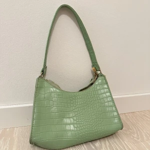 Tre väskor  - Tre snygga väskor! Den gröna och blå är från SHEIN 30 kr styck, helt oanvända.  Den svarta är från Gina Tricot och är använd men i toppen skick, 80 kr  Köparen står för frakt